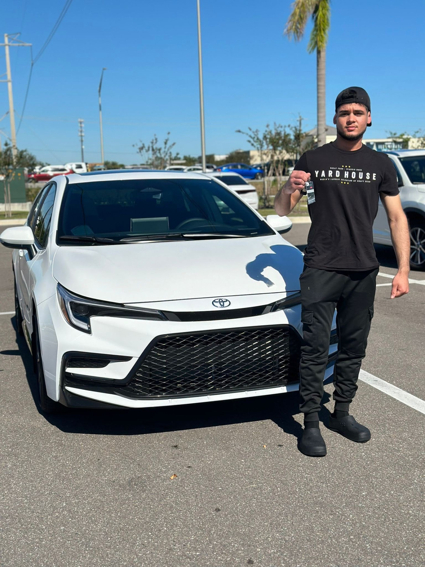 Carlos Almeida de New York con el auto que compró en Florida