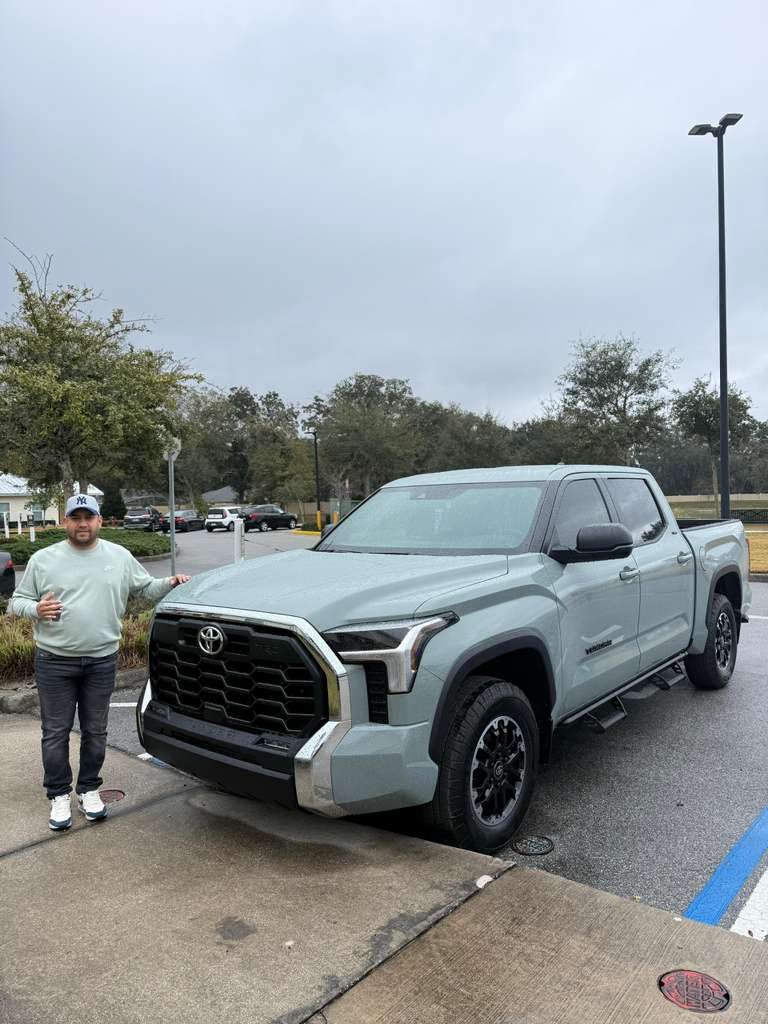 Salvador Salto de Illinois con el auto que compró en Florida
