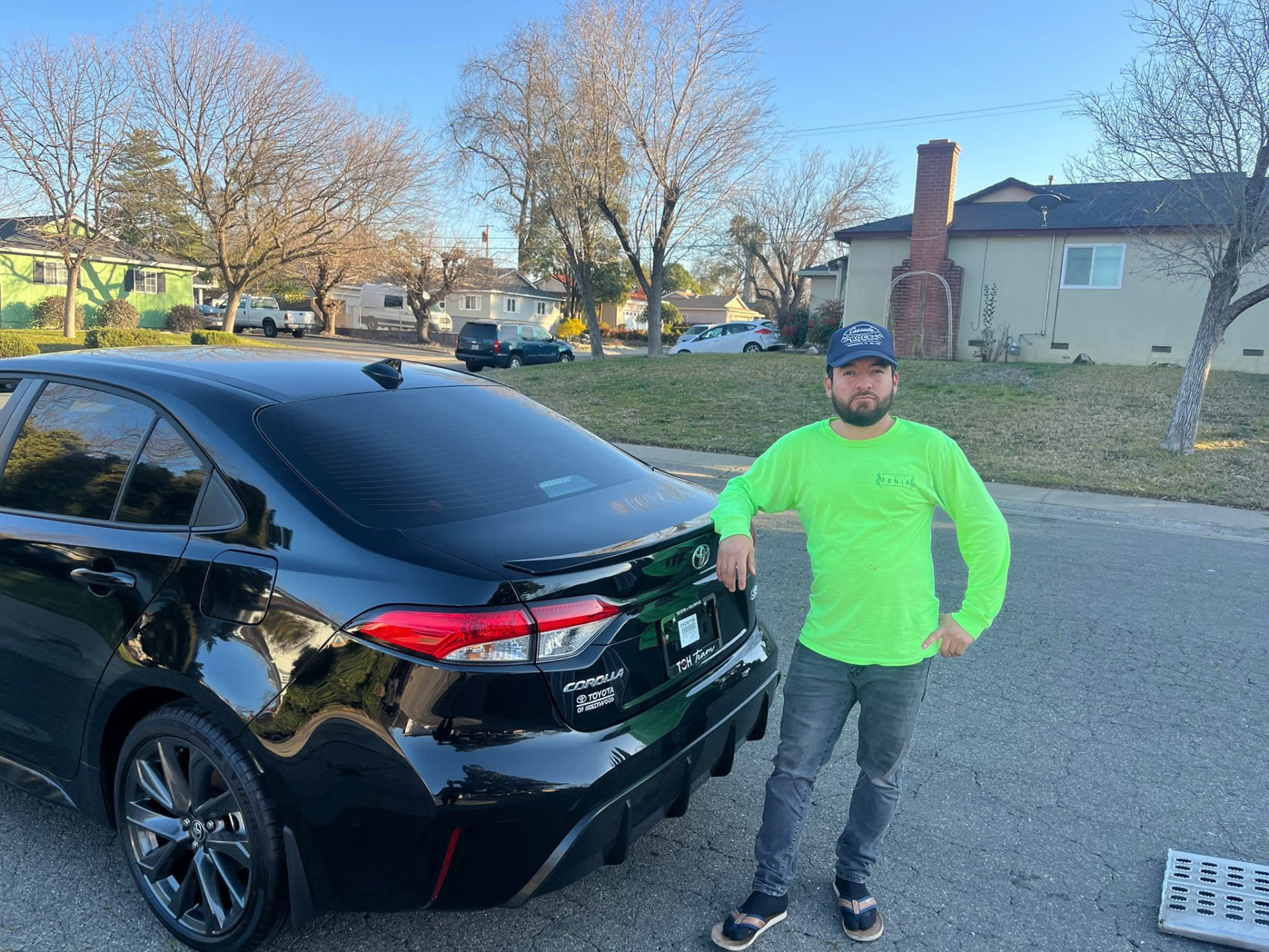 José Marcano de New Jersey con el auto que compró en Florida