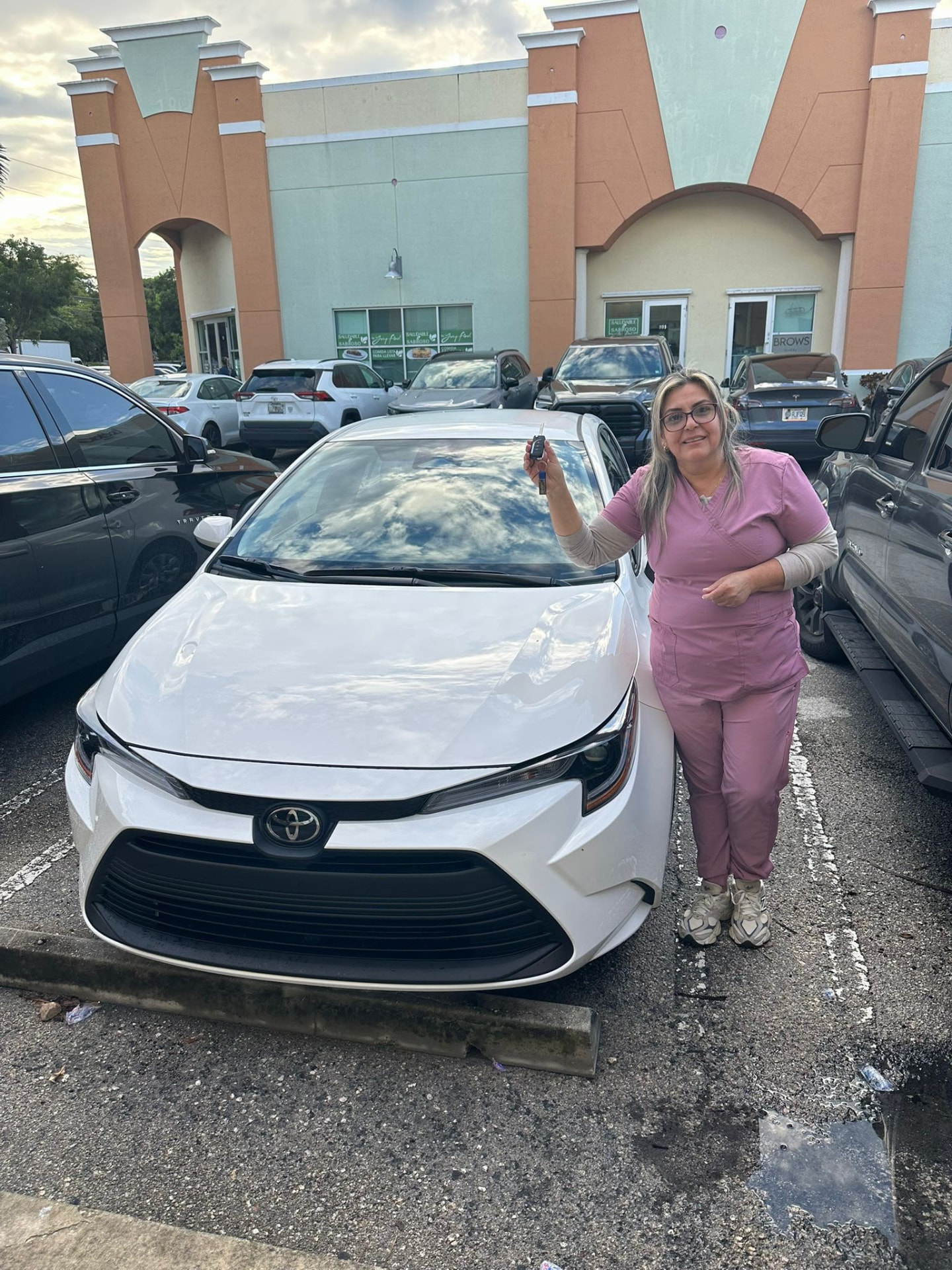 Yusneiby Pupo de Indiana con el auto que compró en Florida