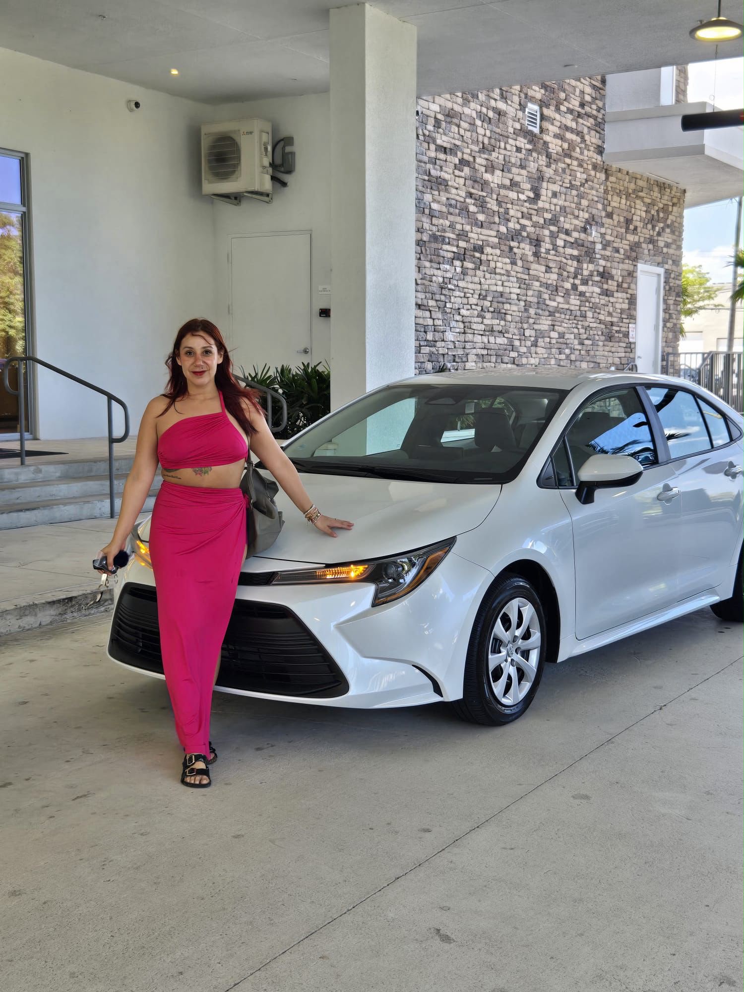 Marcela Oviedo de New York con el auto que compró en Florida